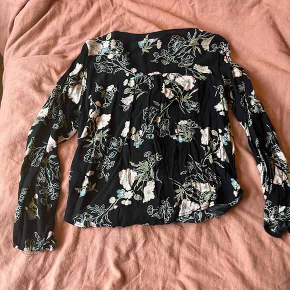 Cropped Long Sleeve Floral Blouse - Picture 5 of 5